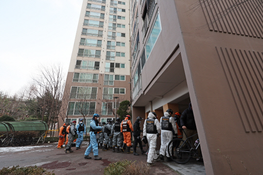 성탄절 새벽에 화재가 발생해 2명이 숨진 서울 도봉구의 한 고층 아파트에서 26일 경찰과 소방 당국이 합동 현장감식을 하고 있다.   [연합뉴스]